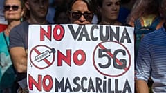 Se oltás, se 5G, se maszk - olvasható a tüntető plakátján