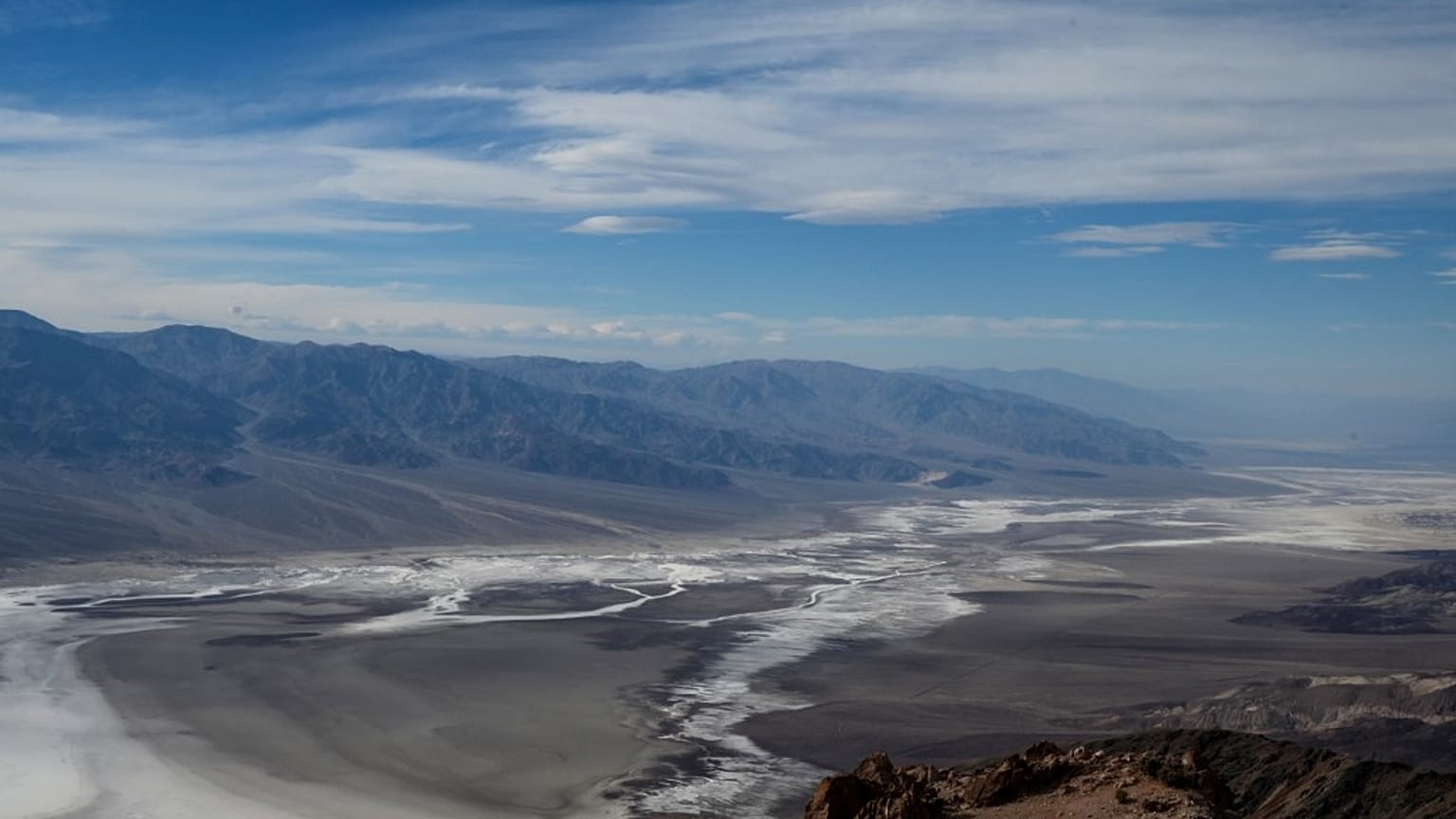Vista da Dante's Peak sulla zona salata "Badwaters Basin" - deserto della Valle della Morte in California 