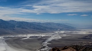 Vista da Dante's Peak sulla zona salata "Badwaters Basin" - deserto della Valle della Morte in California 