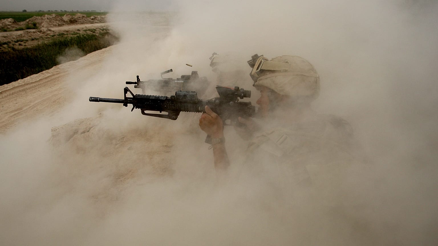 Afganistan'ın Helmand kentinde Taliban militanlarıyla savaşan ABD askerleri (arşiv)