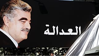 Lübnan'ın suikast sonucu 2005'te öldürülen eski Başbakanı Refik Hariri'nin destekçileri, 'adalet' yazılı bir pankart asarken