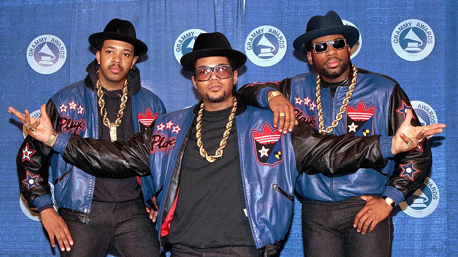 Run-DMC rap grubu 1988 yılında düzenlenen 31. Grammy Ödülleri'nde. Jason Mizell en sağda.