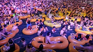 حفل موسيقي في حمام سباحة في ووهان بمقاطعة هوبي بوسط الصين