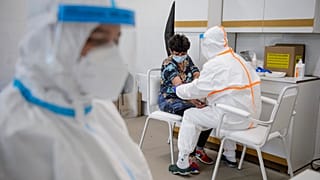Vért vesz egy nőtől a koronavírus-teszthez a Semmelweis Egyetem szakembere a sziráki orvosi rendelőben 2020. május 8-án. 