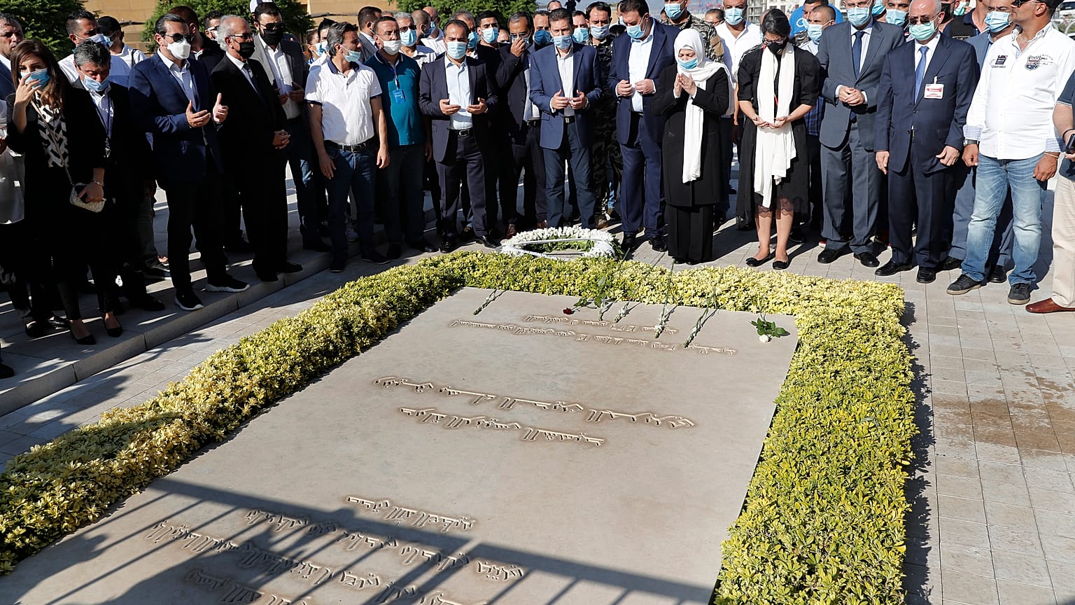 Sister visits grave of Rafik Hariri