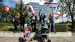 مواطنون  يحملون أعلام لبنان خلال جلسة المحاكمة في قضية رفيق الحريري في لاهاي