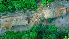 Indios no contactados vistos desde un avión de investigación del gobierno brasileño sobre el Amazonas en el estado de Acre, cerca de la frontera con Perú, mayo de 2008.