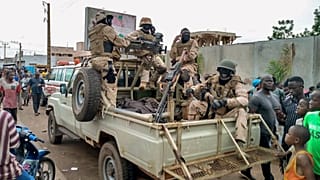 Военные и жители Бамако собрались у резиденции арестованного президента. 