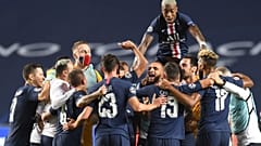 Jugadores del PSG celebran el final del partido de semifinales de la Liga de Campeones entre el RB Leipzig y el Paris Saint-Germain en el estadio Luz de Lisboa, Portugal.