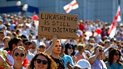 Belarus'un başkenti Minsk'te düzenlenen gösteride bir eylemci, "Lukaşenko hala diktatör" yazılı pankart taşıdı