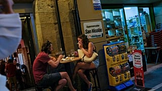 Personas en una terraza de Pamplona, España