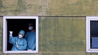 Больше десяти не собираться: Европа борется с COVID-19
