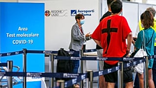 Ταξιδιώτες αναμένουν τη σειρά τους για να υποβληθούν σε τεστ για κορονοϊό