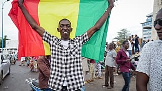 Un hombre celebra en Mali el golpe militar
