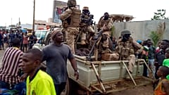 Des militaires maliens fêtés par des habitants de Bamako, devant la résidence présidentielle le 18 août 2020