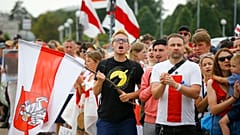 متظاهرون يحملون الأعلام الوطنية البيلاروسية القديمة في مينسك بيلاروسيا