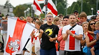 متظاهرون يحملون الأعلام الوطنية البيلاروسية القديمة في مينسك بيلاروسيا