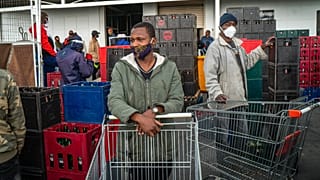 Koronavirüs ile mücadele önlemlerini hafifleten Güney Afrika'da içki satışları salı günü serbest bırakılınca bar çalışanları malzeme almak için büyük marketlere akın etti