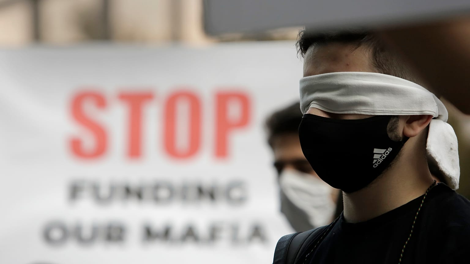 Un manifestante bulgare bendato: forse non vuole più vedere le nefandezze del governo Borissov. 