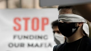 Un manifestante bulgare bendato: forse non vuole più vedere le nefandezze del governo Borissov. 