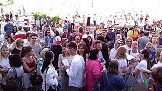 Concentración de periodistas en la sede de la radiotelevisión estatal bielorrusa, en Minsk