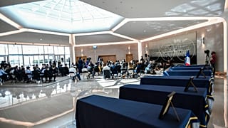 Az ACTED segélyszervezet hat megölt tagjának koporsói az Orly repülőtéren