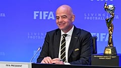 جياني إنفانتينو خلال مؤتمر صحفي في مقر الفيفا، زيورخ ، سويسرا، 25 يونيو 2020 
