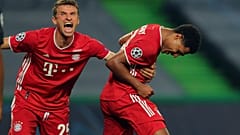 Thomas Müller feiert die Tore seines Teamkollegen Serge Gnabry