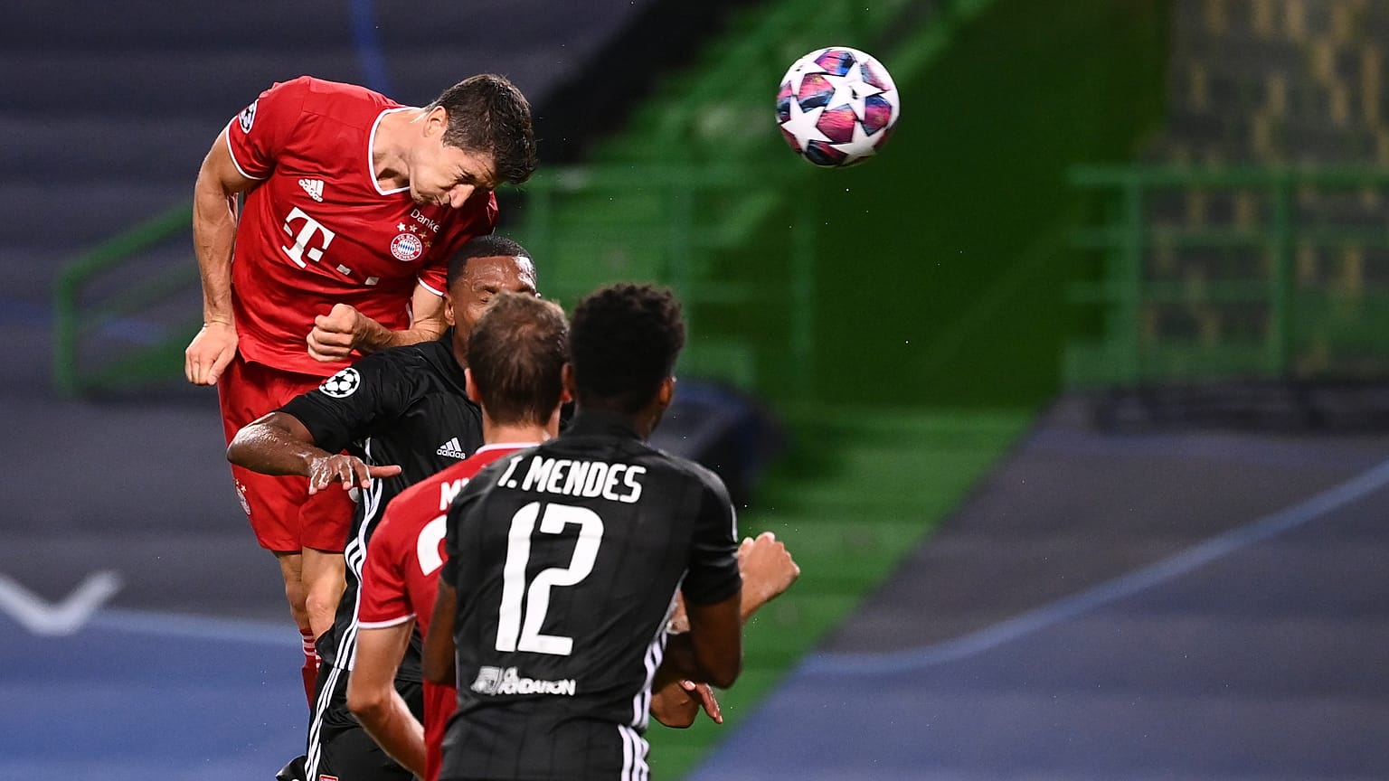 لاعب بايرن ميونخ روبرت لفندوفسكي يسجل الهدف الثالث في شباك نادي ليون. 2020/08/19