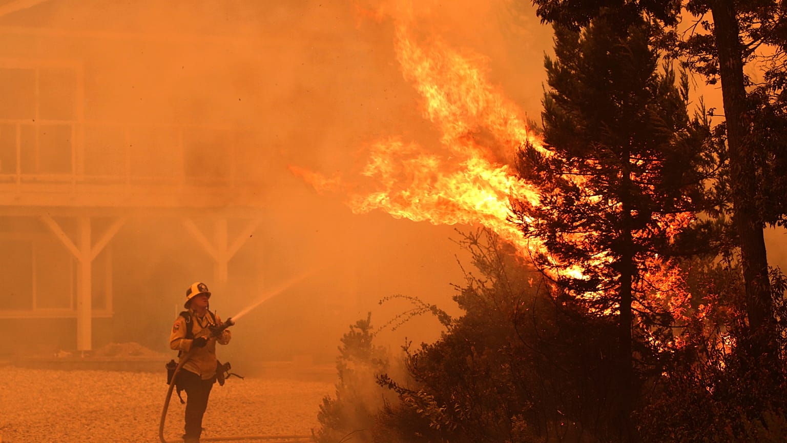 Des milliers de personnes fuient les incendies en Californie