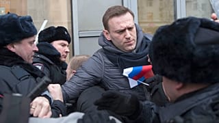 Rendőrök gyűrűjében az orosz ellenzék vezére, Navalnij egy tüntetésen 2018-ban