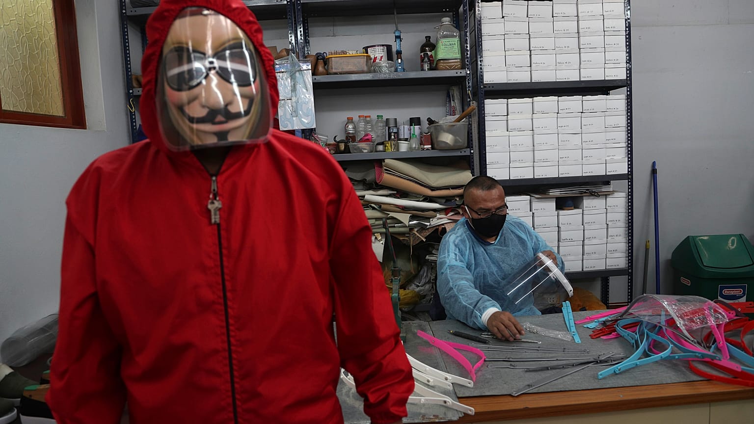 Un recluso muestra un traje de protección creado en el taller de la cárcel