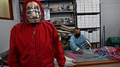 Un recluso muestra un traje de protección creado en el taller de la cárcel