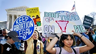 Una manifestazione per il diritto all'aborto davanti alla Corte Suprema a Washington, negli Stati Uniti