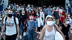 Ταξιδιώτες αποβιβάζονται στον Πειραιά