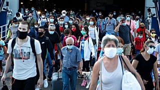 Ταξιδιώτες αποβιβάζονται στον Πειραιά
