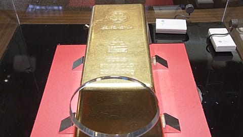 Der größte Goldbarren der Welt darf in Yzu City in Zentraljapan berührt werden