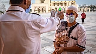 قياس درجة حرارة أحد المصلين في جامع الحسن الثاني