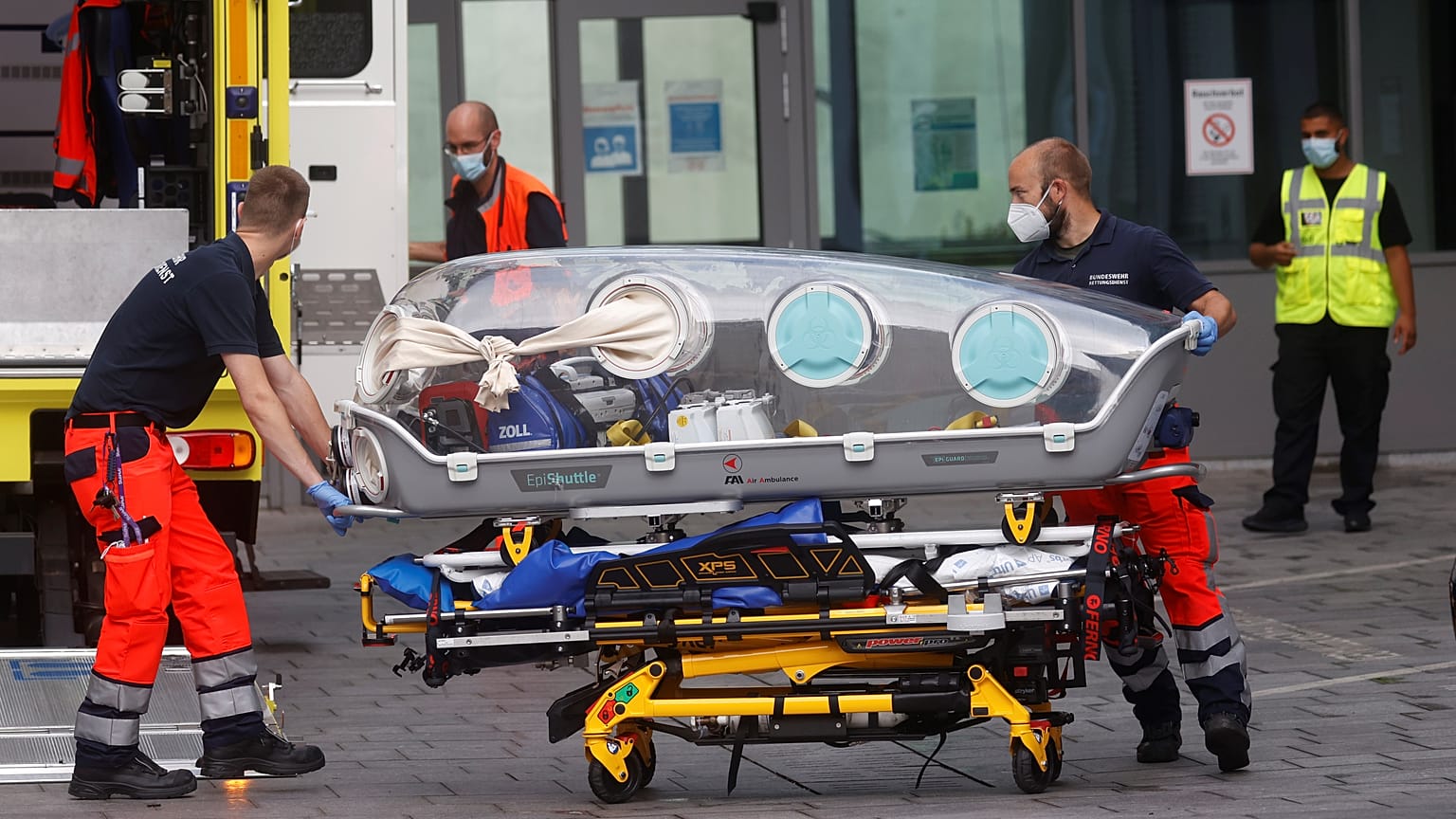 Rus muhalif lider tedavi için Rusya'dan Berlin'e getirildi