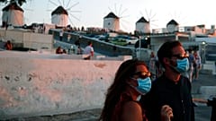 Υποχρεωτική η χρήση μάσκας σε Μύκονο και Χαλκιδική έως τις 31 Αυγούστου