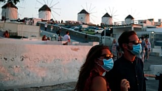 Υποχρεωτική η χρήση μάσκας σε Μύκονο και Χαλκιδική έως τις 31 Αυγούστου