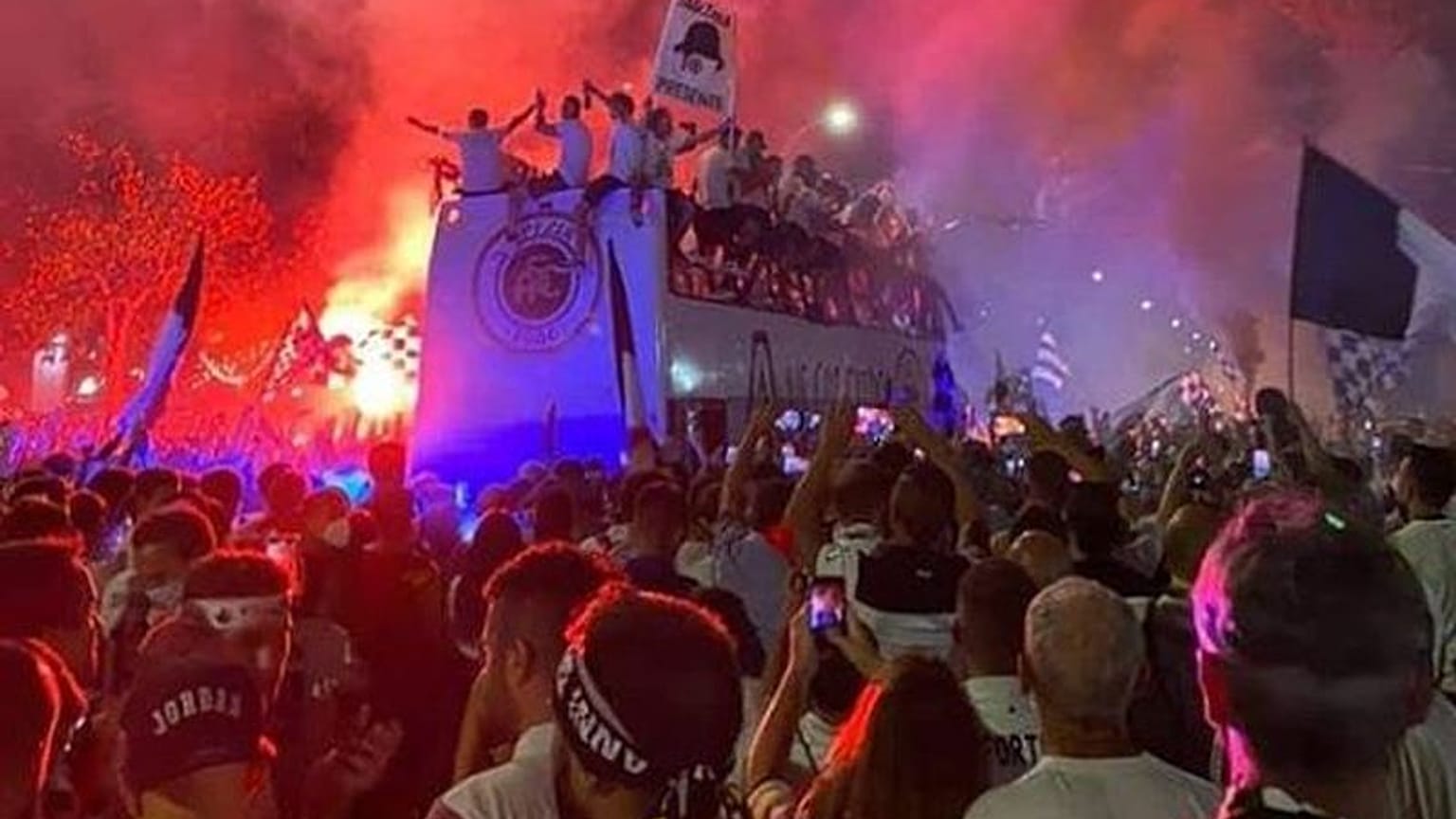 La festa dei tifosi dello Spezia per la prima storica promozione in Serie A