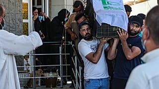 مشيعون يحملون نعش ريهام يعقوب المغطى بالعلم خلال جنازتها في البصرة، العراق