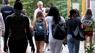 Almanya'nın başkenti Berlin'de, yaz tatili sonrası okula giden öğrenciler