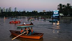 Botlarına binen Tel Aviv sakinleri bir gölde sinema keyfi yaşadılar 