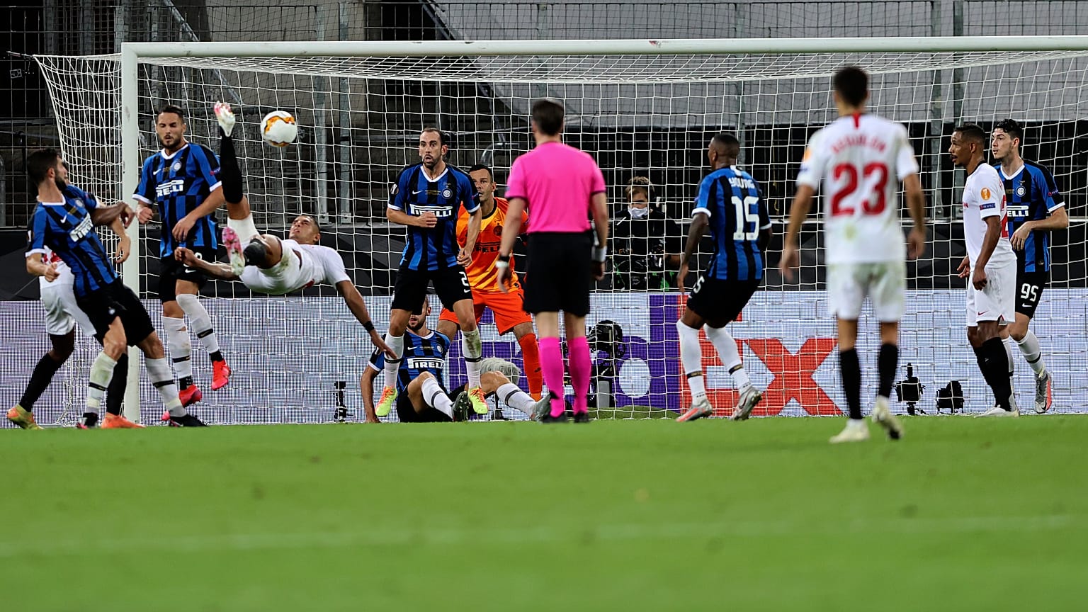 El sevillista Diego Carlos marca el tercer gol de su equipo en la final de la Europa League entre el Sevilla y el Inter de Milán