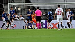 El sevillista Diego Carlos marca el tercer gol de su equipo en la final de la Europa League entre el Sevilla y el Inter de Milán