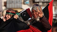 ليبيات يرفعن علامة النصر في ساحة التحرير، خلال الذكرى الثانية للثورة التي اسقطت نظام القذافي