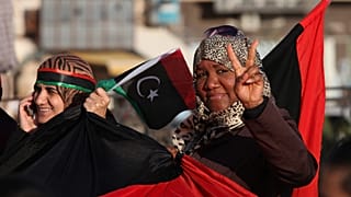 ليبيات يرفعن علامة النصر في ساحة التحرير، خلال الذكرى الثانية للثورة التي اسقطت نظام القذافي