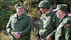 Alexander Lukashenko parla con gli ufficiali di alto rango, in una visita durante un'esercitazione militare vicino a Grodno